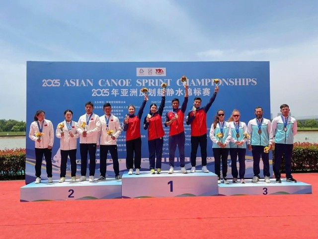 The Vietnamese team wins gold medal in the mixed men’s and women’s C4 event. (Photo: thethao247.vn)