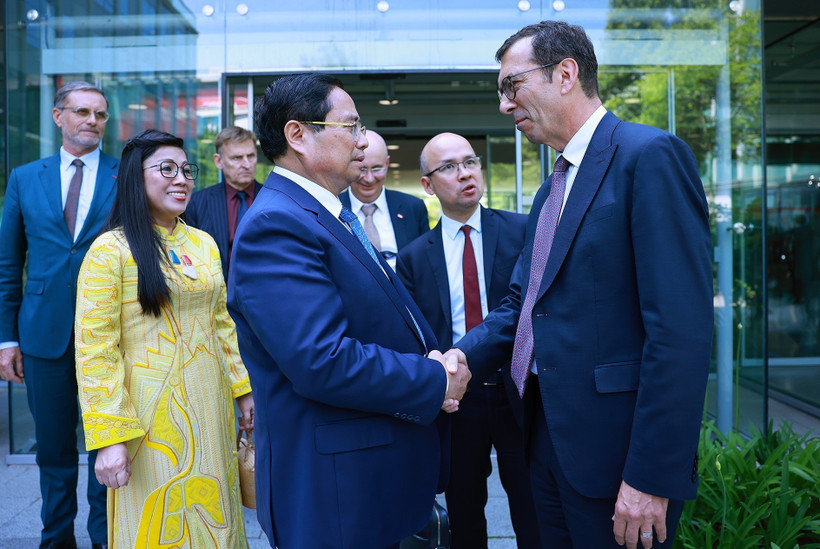 PM Pham Minh Chinh visits the French National Railway Company (SNCF) in Paris on June 11. (Photo: VNA)