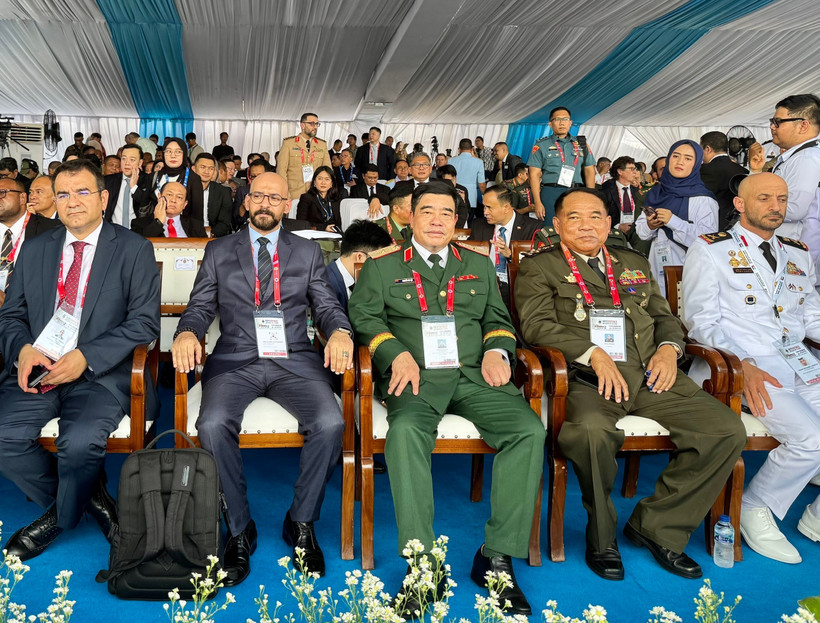 Major General Nguyen Ba Luc (centre), Deputy Chief of the General Staff of the Vietnam People’s Army, at the Indo Defence Expo and Forum. (Photo: VNA)
