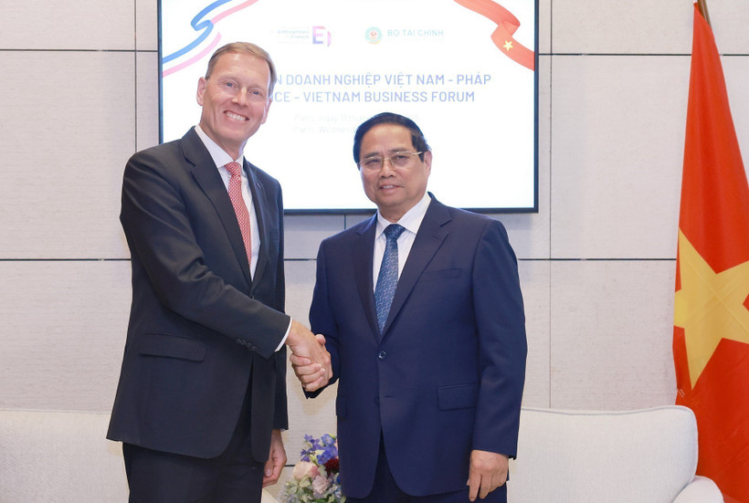 Prime Minister Pham Minh Chinh (R) and Wouter van Wersch, Executive Vice President International of Airbus (Photo: VNA)