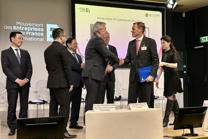 Leaders of FPT and Airbus exchange their Master Service Agreement. (Photo: VNA)