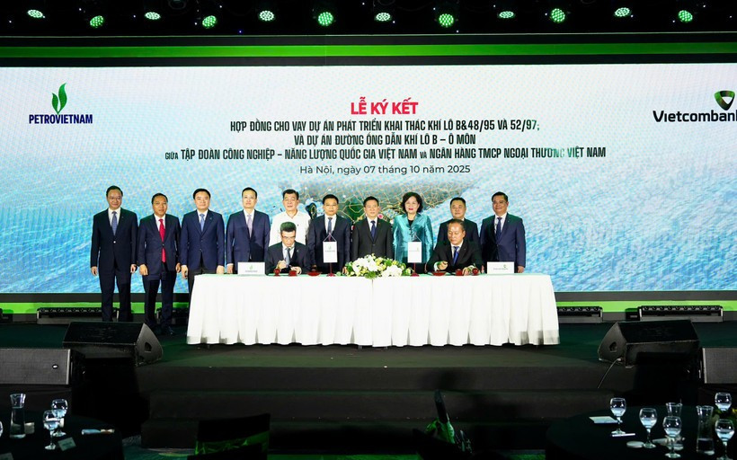 The signing ceremony for the credit contract worth over 1 billion USD between Vietcombank and Petrovietnam on October 7 (Photo: VNA)