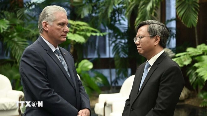 First Secretary of the Communist Party of Cuba Central Committee and President of Cuba Miguel Diaz-Canel Bermudez (L) and Vietnamese Ambassador to Cuba Le Quang Long (Photo: VNA)