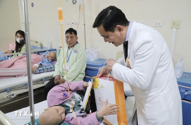 Resolution No.72-NQ/TW sets sights on better health care for the people. (Photo: VNA)