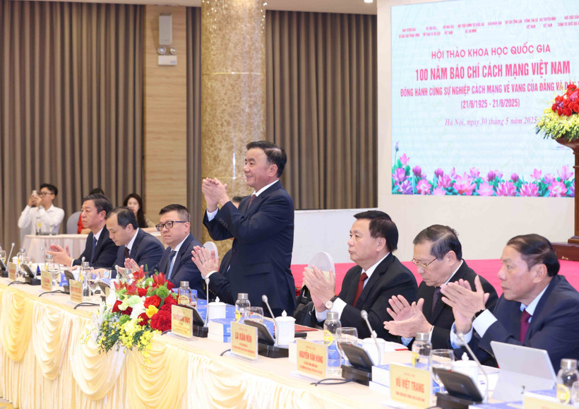 Politburo member, Permanent member of the Party Central Committee’s Secretariat Tran Cam Tu (standing) at the scientific seminar in Hanoi on May 30. (Photo: VNA)