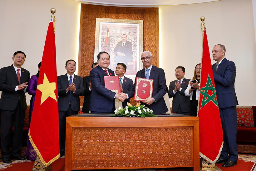 Chairman of the Vietnamese National Assembly Tran Thanh Man (left) and Speaker of the Moroccan House of Representatives Rachid Talbi Alami sign a cooperation agreement between the two parliaments in Rabat on July 25. (Photo: VNA)