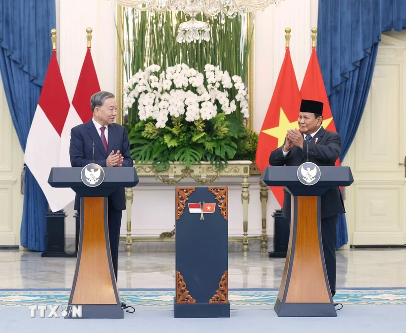 Party General Secretary To Lam (L) and President of the Republic of Indonesia and Chairman of the Great Indonesia Movement Party (Gerindra) Prabowo Subianto speak to the press after their talks in Jakarta on March 10. (Photo: VNA)