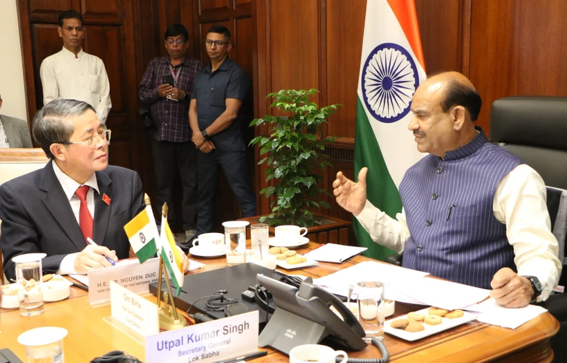 Vice Chairman of the Vietnamese National Assembly Nguyen Duc Hai (L) and Speaker of the India Lok Sabha Om Birla at their meeting on March 17. (Photo: VNA)