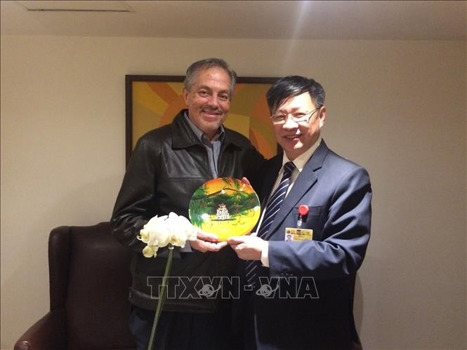 Juan Meriguet Martínez, member Ecuador’s Citizens Revolution Central Committee (L) in a meeting with Nguyen Tuan Phong, then deputy head of the Party Central Committee’s Commission for External Relations.(Photo: VNA)