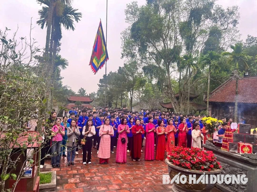 Visitors offer incense at the Con Son - Kiep Bac special national heritage site in Hai Duong province. (Photo: baohaiduong.vn)