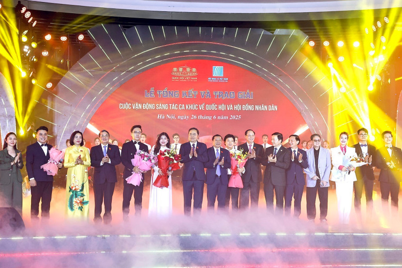 At the award ceremony in Hanoi on June 26 (Photo: VNA)