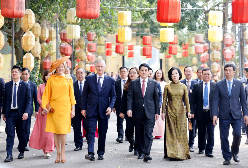 The distinguished guests tour the Thang Long Imperial Citadel on April 1. (Photo: VNA)