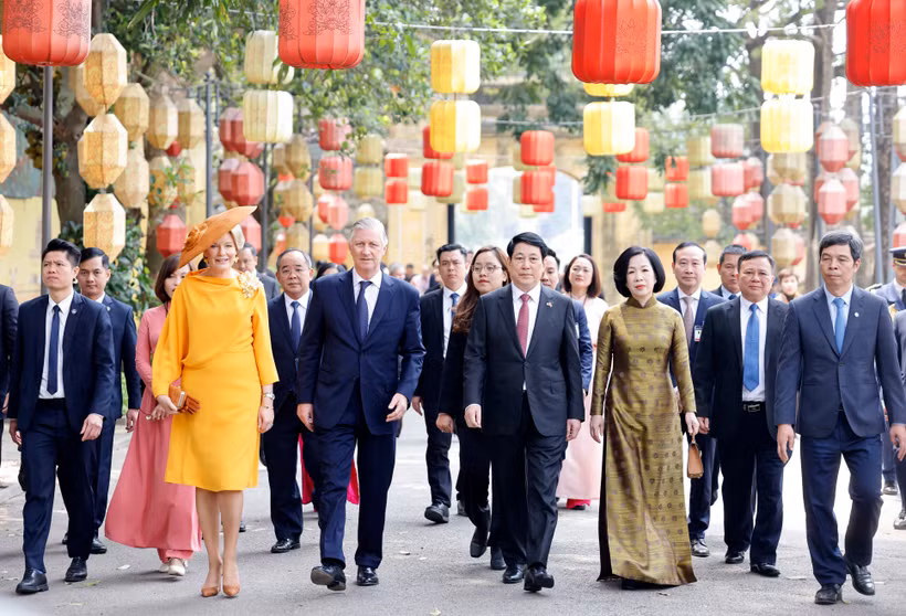 The distinguished guests tour the Thang Long Imperial Citadel on April 1. (Photo: VNA)