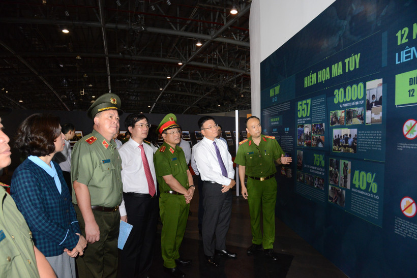 Deputy PM Le Thanh Long (second from right) visits an exhibition highlighting anti-drug efforts. (Photo: VNA)