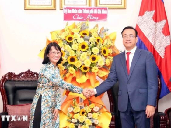 Vice Chairwoman of the municipal People’s Committee Tran Thi Dieu Thuy (L) extends greetings to the Cambodian Consulate General in HCM City on the occasion of the Khmer people’s Chol Chnam Thmay festival. (Photo: VNA)