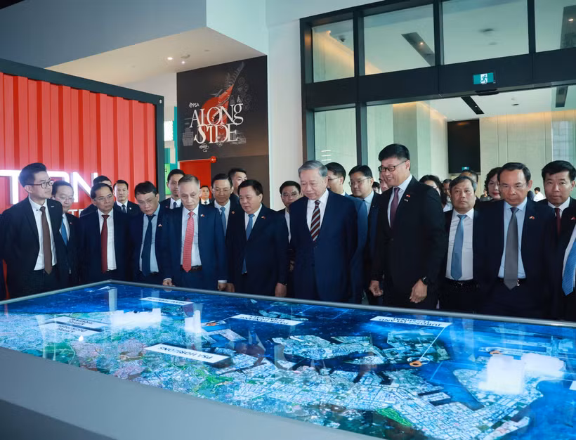 Party General Secretary To Lam and a high-ranking Vietnamese delegation tour the Pansir Panjang Container Terminal on March 13. (Photo: VNA)