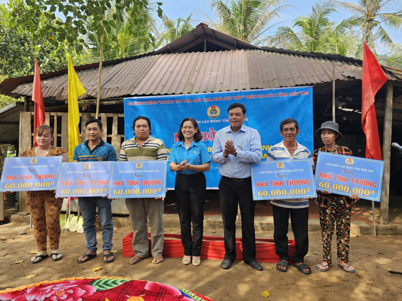 The Labour Federation unveils its housing support for poor workers with a total investment of 540 million VND on March 27. (Photo: VNA)
