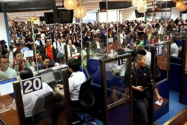 Travelers line up at immigration counters at the Ninoy Aquino International Airport. (Photo: philstar.com)