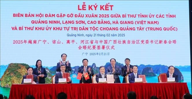 Twenty-nine Memoranda of Understanding are inked between Vietnamese and Chinese localities on February 21, strengthening cooperation across various sectors. (Photo: VNA)