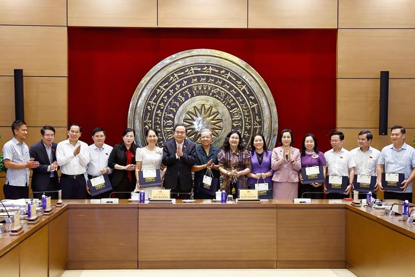 NA Chairman Tran Thanh Man meets with former and incumbent deputies from the Mekong Delta province of Hau Giang on May 29. (Photo: VNA)