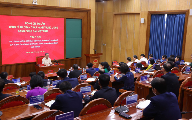 Party General Secretary To Lam talks to planned personnel groomed for membership of the 14th Party Central Committee on June 17. (Photo: VNA)