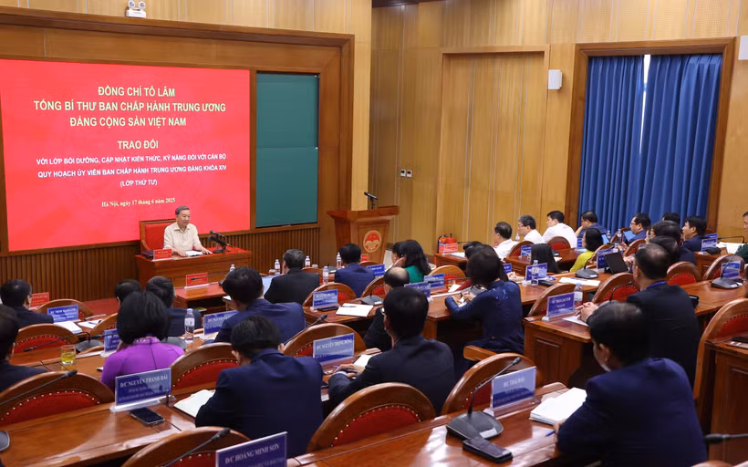 Party General Secretary To Lam talks to planned personnel groomed for membership of the 14th Party Central Committee on June 17. (Photo: VNA)