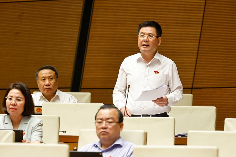 Minister of Industry and Trade Nguyen Hong Dien at the 15th National Assembly’s 9th session on June 17 (Photo: VNA)