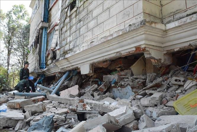 The Vietnamese rescue forces have worked tirelessly to locate survivors. (Photo: VNA)