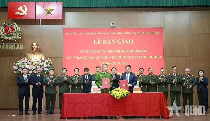 At the ceremony on February 28 to officially transfer MobiFone Telecommunications Corporation from the commission to the Ministry of Public Security. (Photo: VNA)