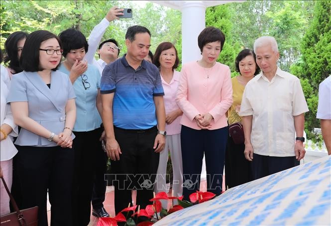 VNA General Director Vu Viet Trang (second from right) and generations of VNA leaders at the relic site. (Photo: VNA)