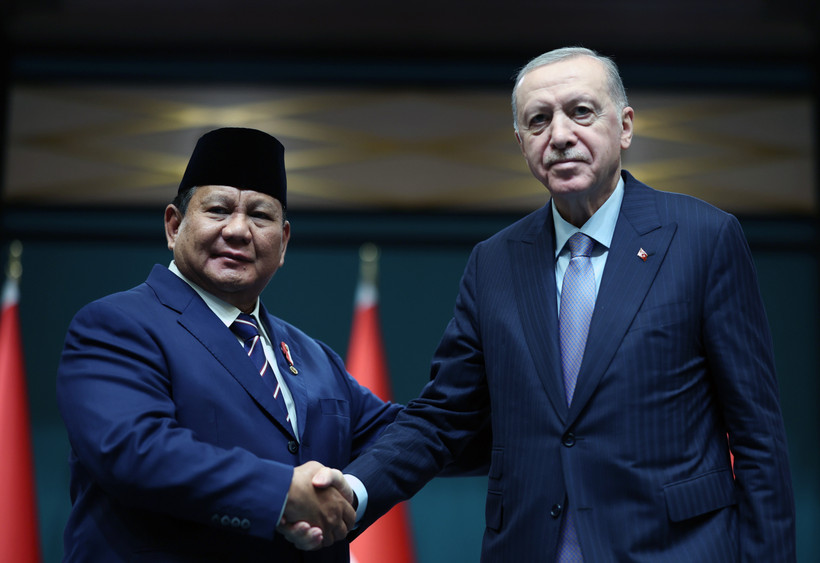 Turkish President Recep Tayyip Erdogan (R) and his Indonesian counterpart Subianto Prabowo at a joint press conference on April 10. (Photo: Xinhua/VNA)