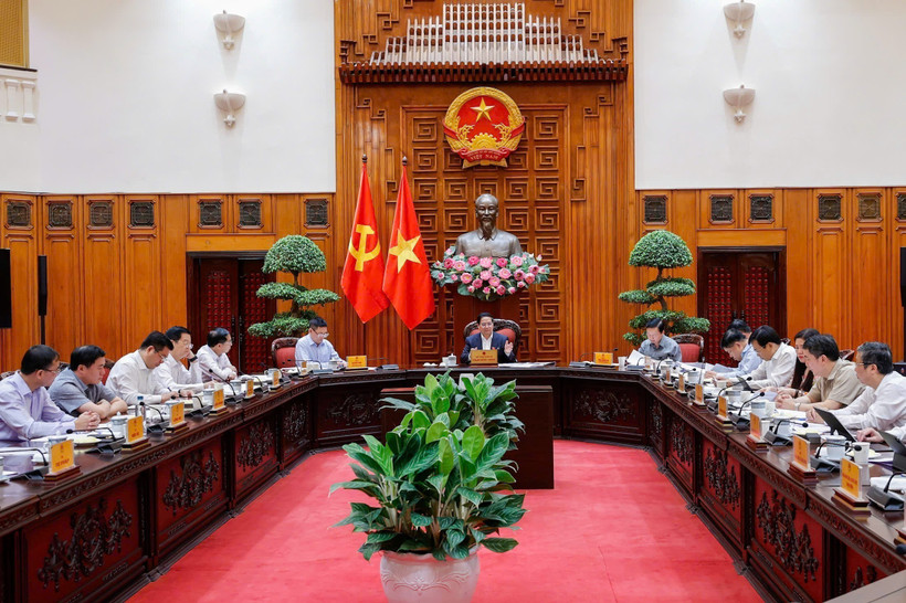 At the meeting of permanent Government members in Hanoi on May 24. (Photo: VNA)