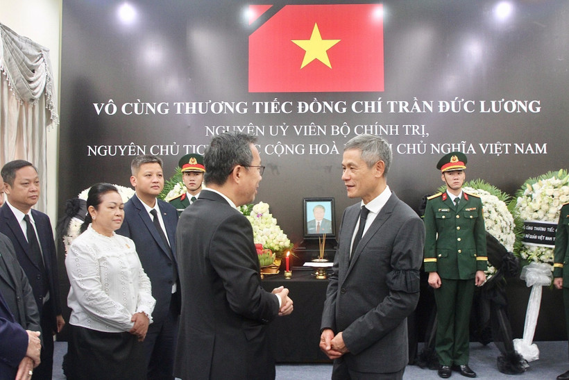Foreign diplomats come to the Vietnamese Embassy in Cambodia to pay tribute to former Politburo member, former State President Tran Duc Luong. (Photo: VNA)