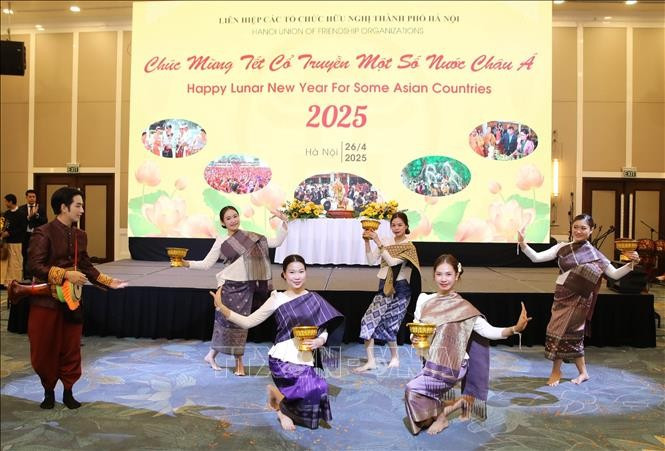 At the friendship exchange held in Hanoi on April 26 to celebrate the traditional New Year festivals of several Asian countries (Photo: VNA)