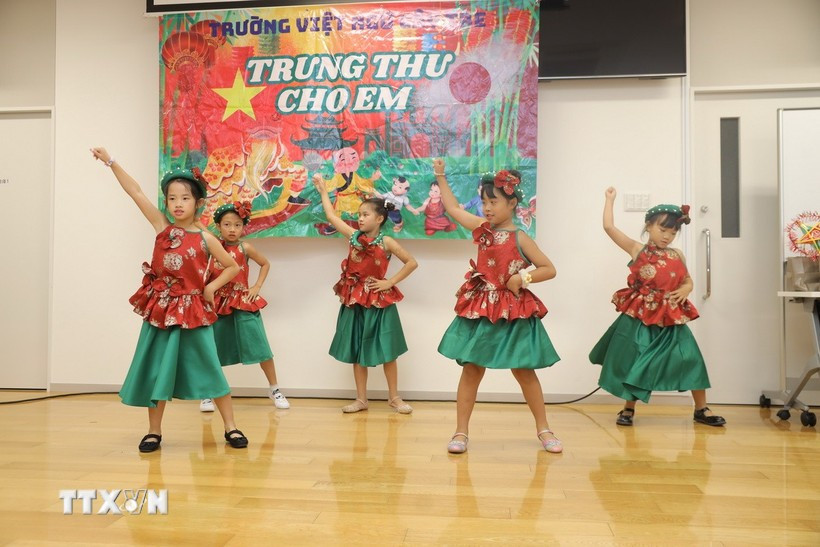 An art performance at the mid-autumn festival in Osaka on September 28. (Photo: VNA)