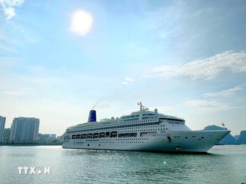 Cruise ship Piano Land carrying about 1,000 tourists from China docks at Ha Long International Cruise Port. (Photo: VNA)