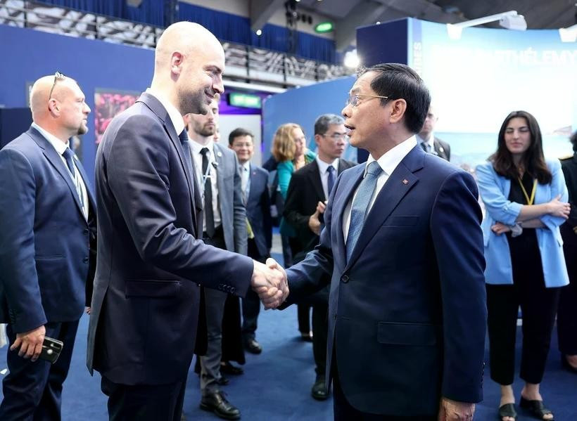 Deputy Prime Minister and Minister of Foreign Affairs Bui Thanh Son (R) and French Minister for Europe and Foreign Affairs Jean-Noël Barrot at their meeting on June 8. (Photo: VNA)