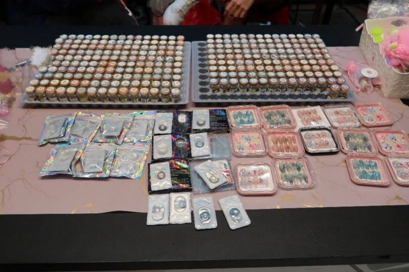The sale of unregistered contact lenses at a booth in a Singaporean mall (Photo courtesy of Health Sciences Authority)