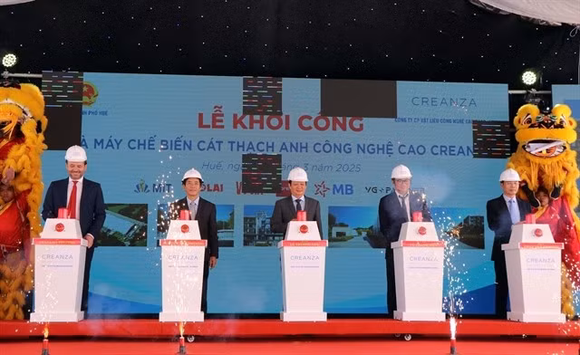 Delegates attend the ground-breaking ceremony of a super white flower glass factory on March 25. (Photo: VNA) 