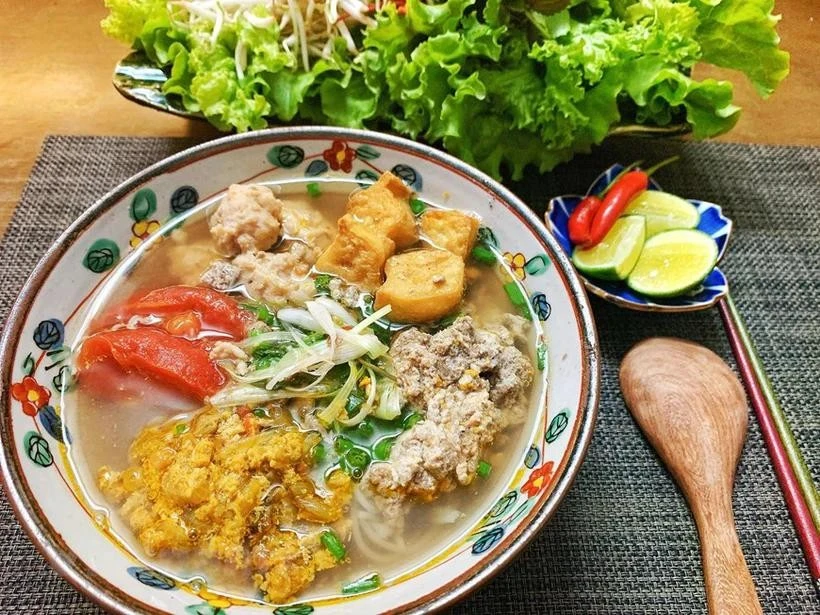 Tomato and crab noodle soup is a favourite in Vietnam. (Photo: VietnamPlus)