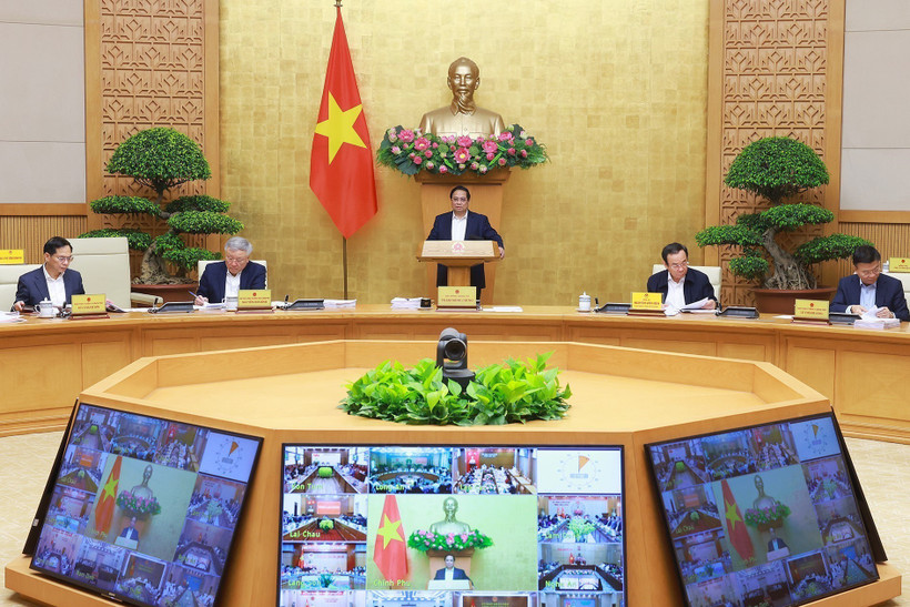 PM Pham Minh Chinh presides over the Government’s monthly meeting and its online conference with local authorities on April 6. (Photo: VNA)