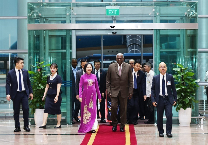 NA Vice Chairwoman Nguyen Thi Thanh (in ao dai) welcomes President of the National Assembly of People's Power and President of the Council of State of Cuba Esteban Lazo Hernandez at Noi Bai International Airport on September 30 morning. (Photo: VNA)