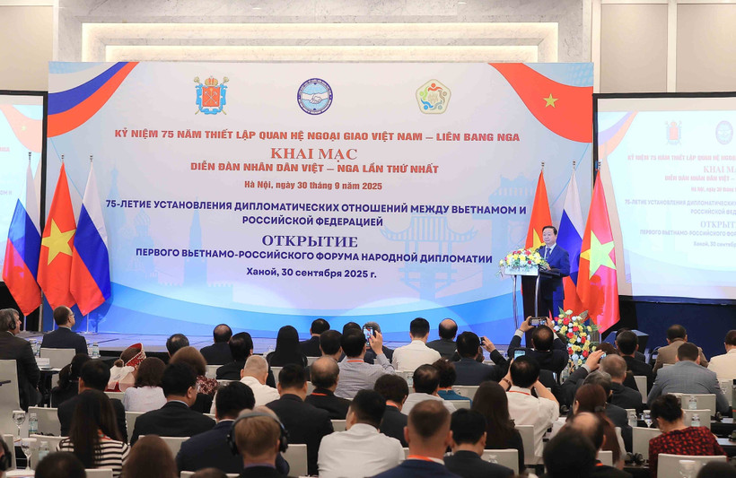 At the first Vietnam - Russia people's forum in Hanoi on September 30 (Photo: VNA)