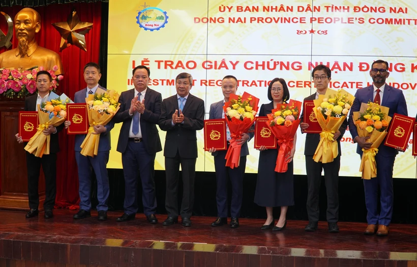 The People’s Committee of the southern province of Dong Nai presents investment certificates to 14 FDI and domestic project on February 7. (Photo: VNA)