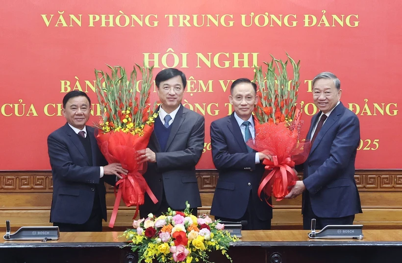 At the ceremony marking the handover of duties at the Party Central Committee’s Office on February 7 (Photo: VNA)