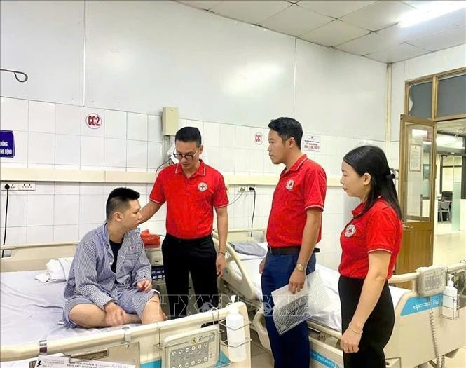 Leaders from the Red Cross Society of Quang Ninh province visit a victim of the boat capsizing. (Photo: VNA)