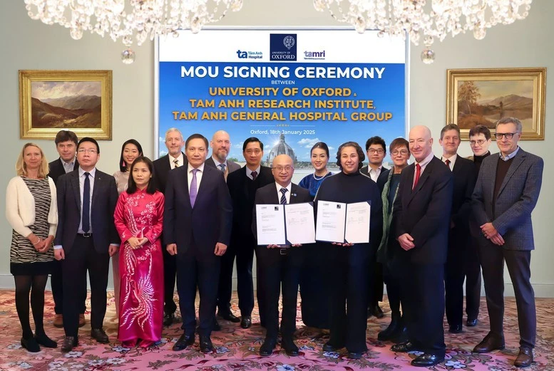 At the MoU signing ceremony between TAMRI and the University of Oxford. (Photo: baochinhphu.vn)