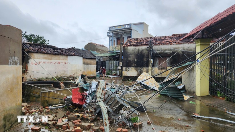 Houses in Hoang Giang commune of Thanh Hoa province are damaged by Typhoon Bualoi. (Photo: VNA)