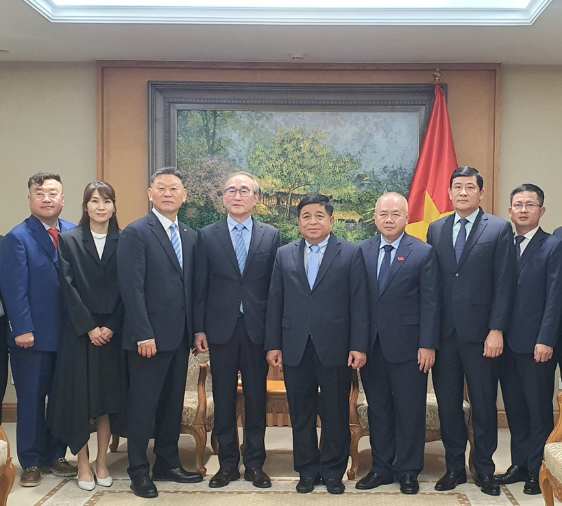 Deputy Prime Minister Nguyen Chi Dung (fifth from left) receives a delegation from Korea Telecom on May 26. (Photo: VNA)