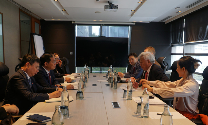 At the meeting between Vietnamese Deputy Prime Minister and Foreign Minister Bui Thanh Son and President and Chair of the Board of Directors of the Asian Infrastructure Investment Bank on May 26 (Photo: VNA)
